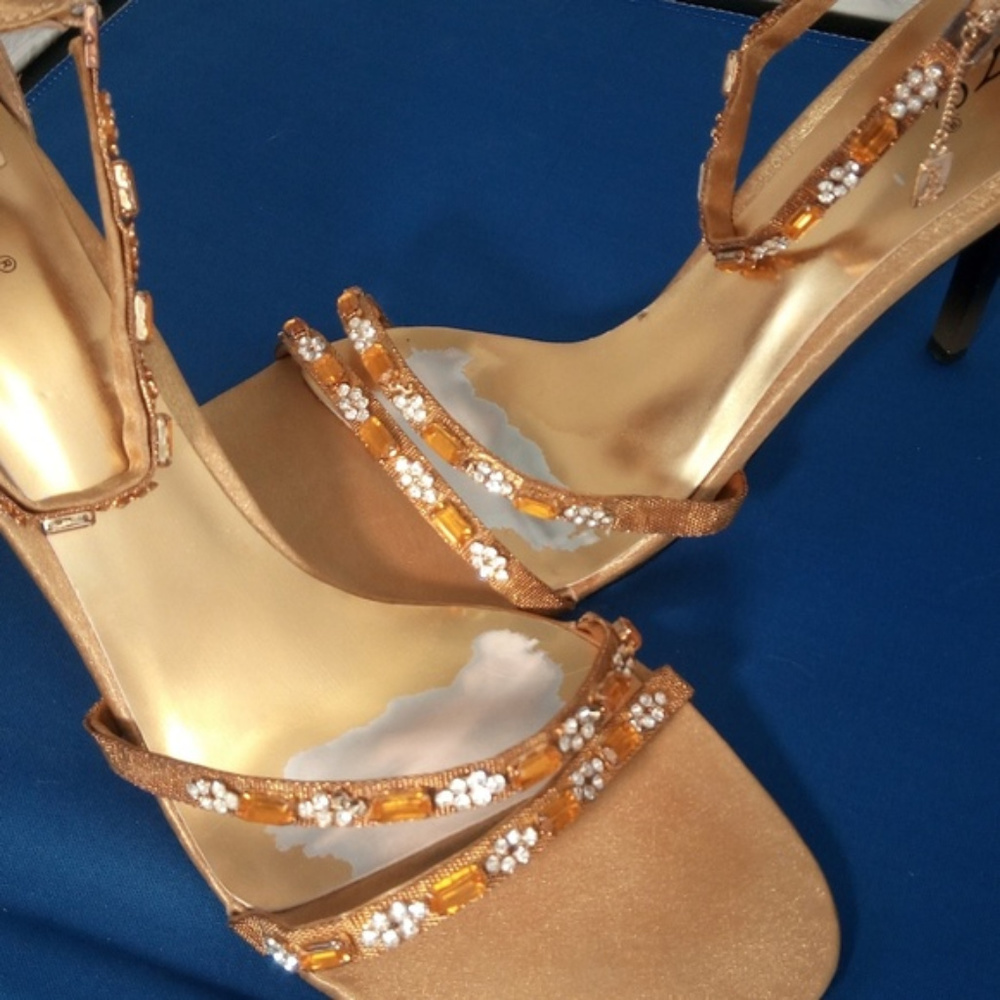 Unze Women's Sandals Heels Gold with Rhinestones - Picture 2 of 8